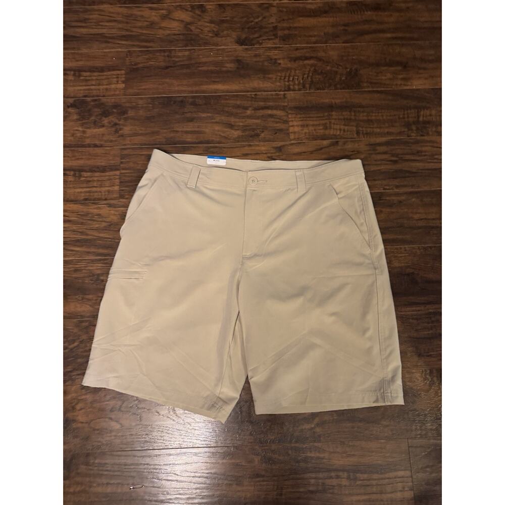 Columbia Men's Lightweight Tech Short Ancient Fossil 10” Inseam NWT Size 38